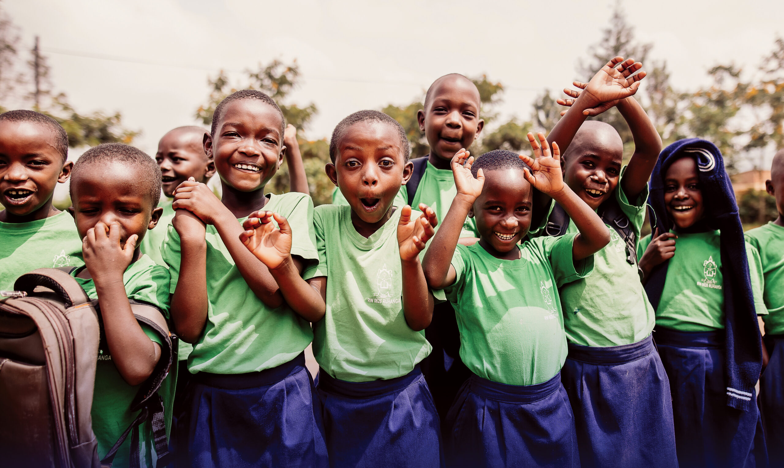 Deze week valt de wintereditie van het abonnementhoudersmagazine 'De  Giraffe' weer op de deurmat. Johanna Kok schoot de prachtige coverfoto. Zij  ontving daarom het eerste exemplaar van Janno Weerman (vakgroephoofd Azië).  In, image size:2560x1530